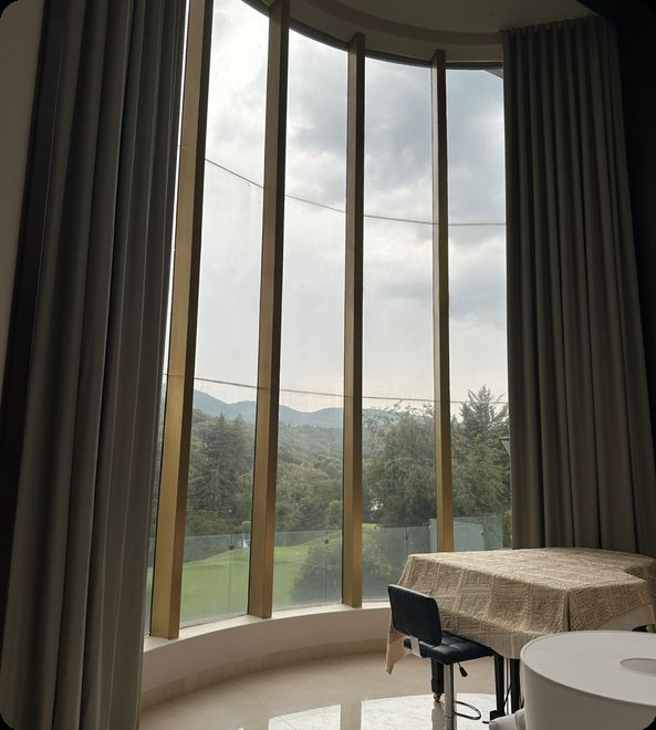 Ventanales de aluminio con vista al campo de golf