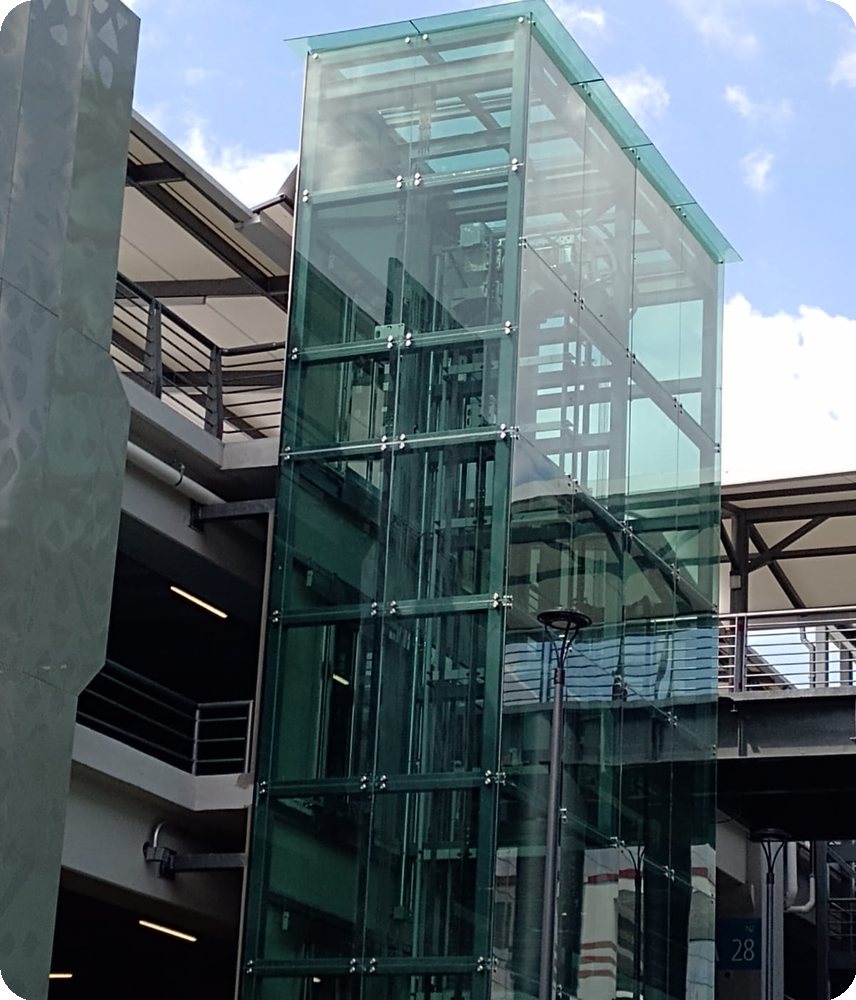 Cubo elevador de vidrio templado, proyecto en Cancún