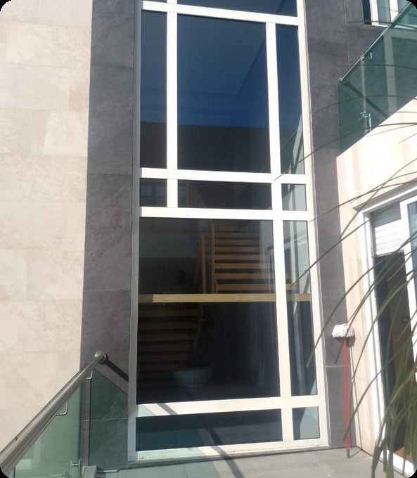 PVC blanco en fachada de Pedregal