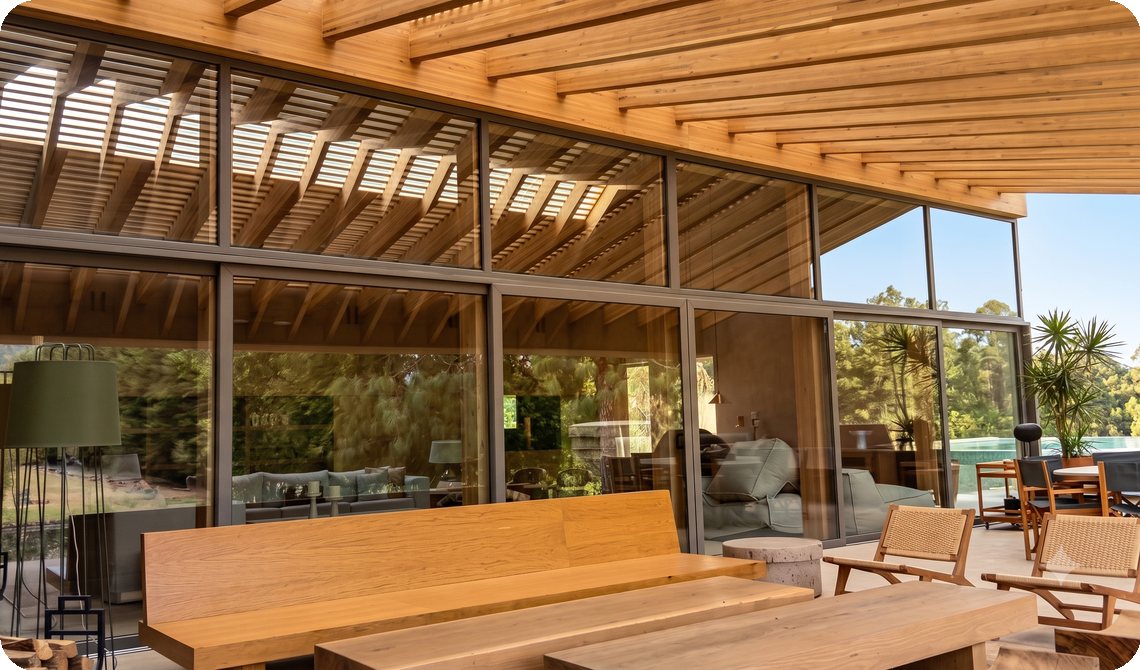 Terraza con cancelería de PVC y pérgola de madera, proyecto VETRO MDM