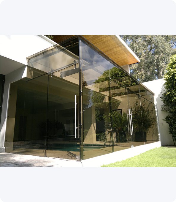 Terraza de cristal templado junto a alberca